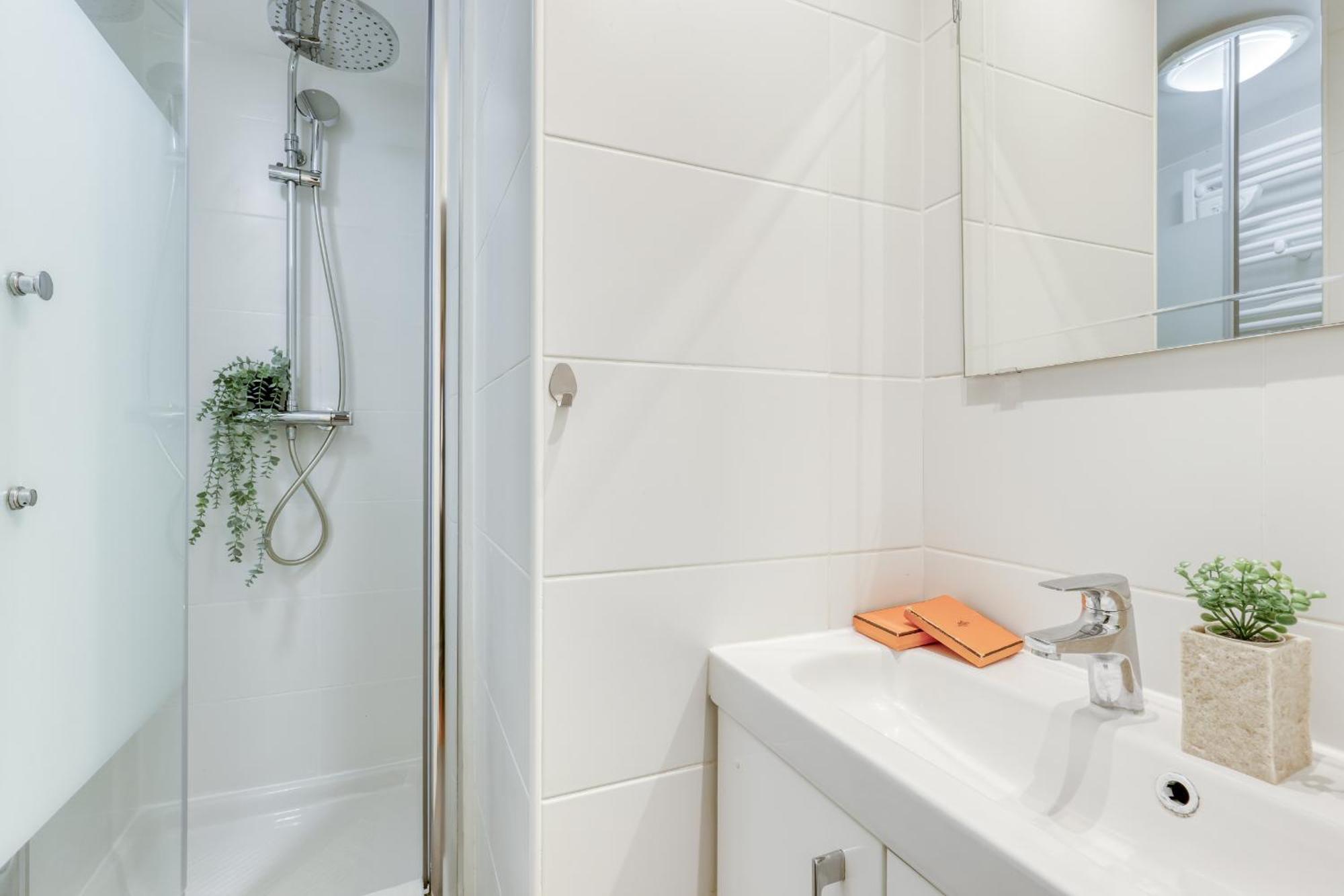 Warm & Cozy T2 In The Heart Of 02 Apartment Paris